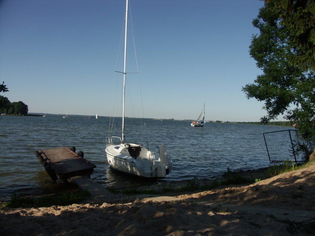 Boot am Ufer der Grossen Masurischen Seen.