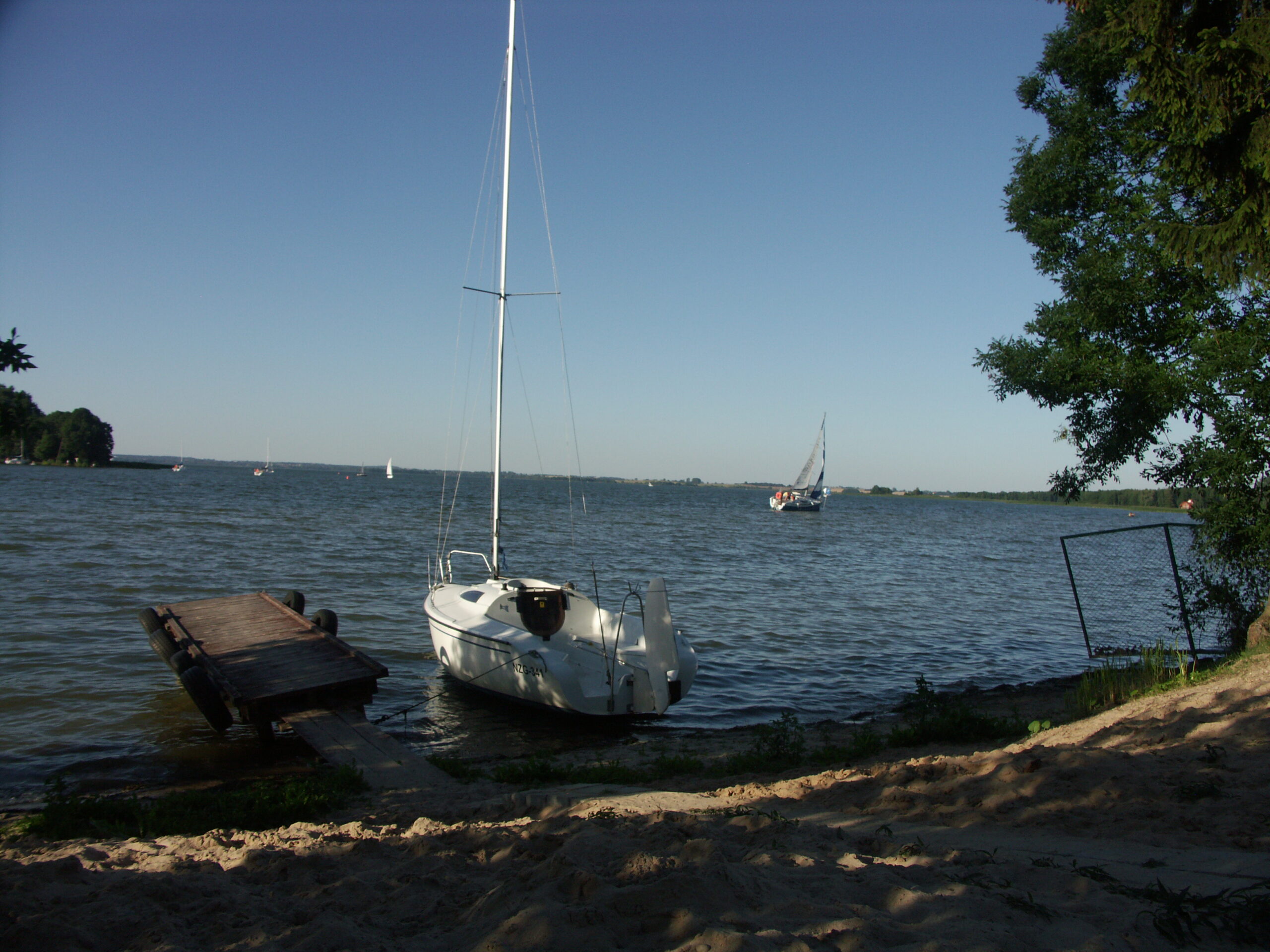 Boot am Ufer der Grossen Masurischen Seen.