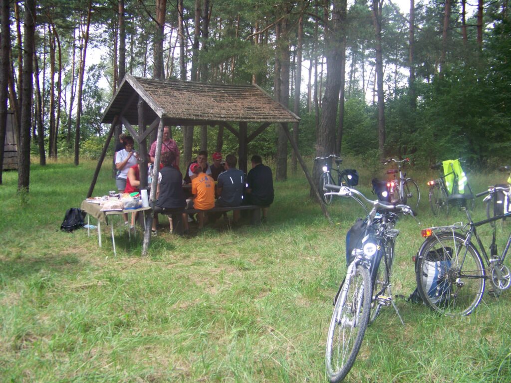 Fahrradtour in Masuren mit Picknick im Wald.