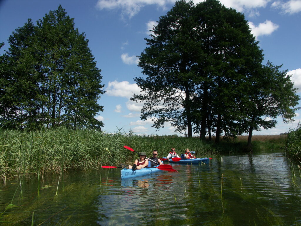 Unterwegs mit dem Paddelboot auf der Czarna Hancza.