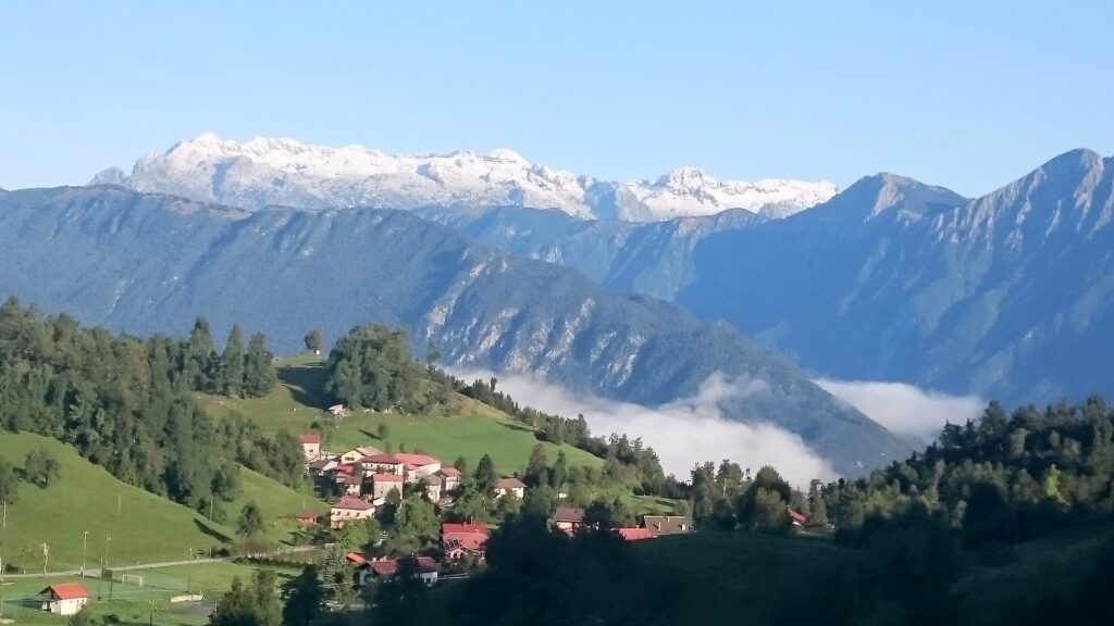 ausblick-auf-berge-und-in-taeler