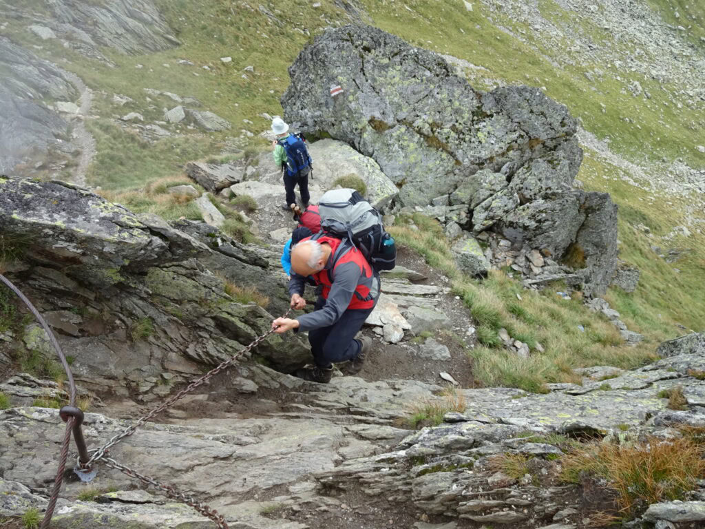 bergpfad-mit-sicherungen-im-fagarasch