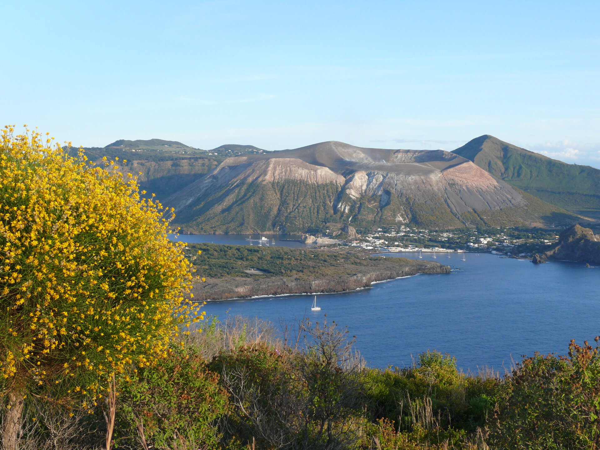 Wunderbarer Blick zur Insel Vulcano mit dem Cran Cratere.