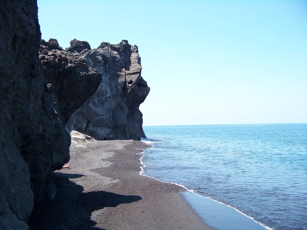 Zeit zum Baden am Lavastrand von Stromboli.