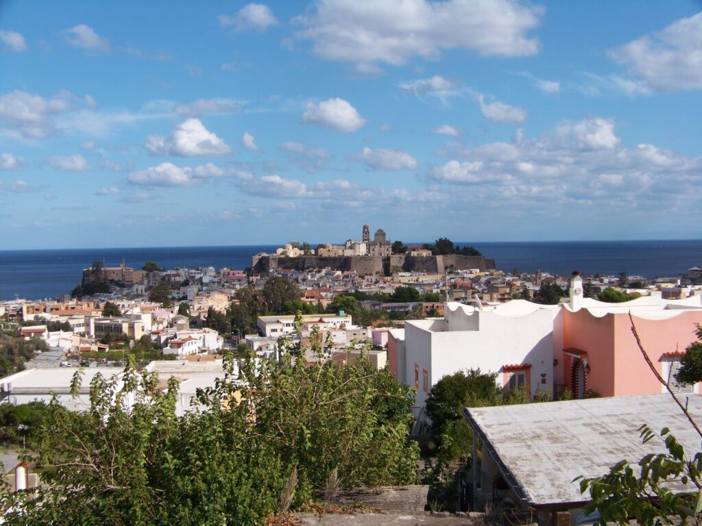 Lipari - Blick auf die Altstadt und die Burg.