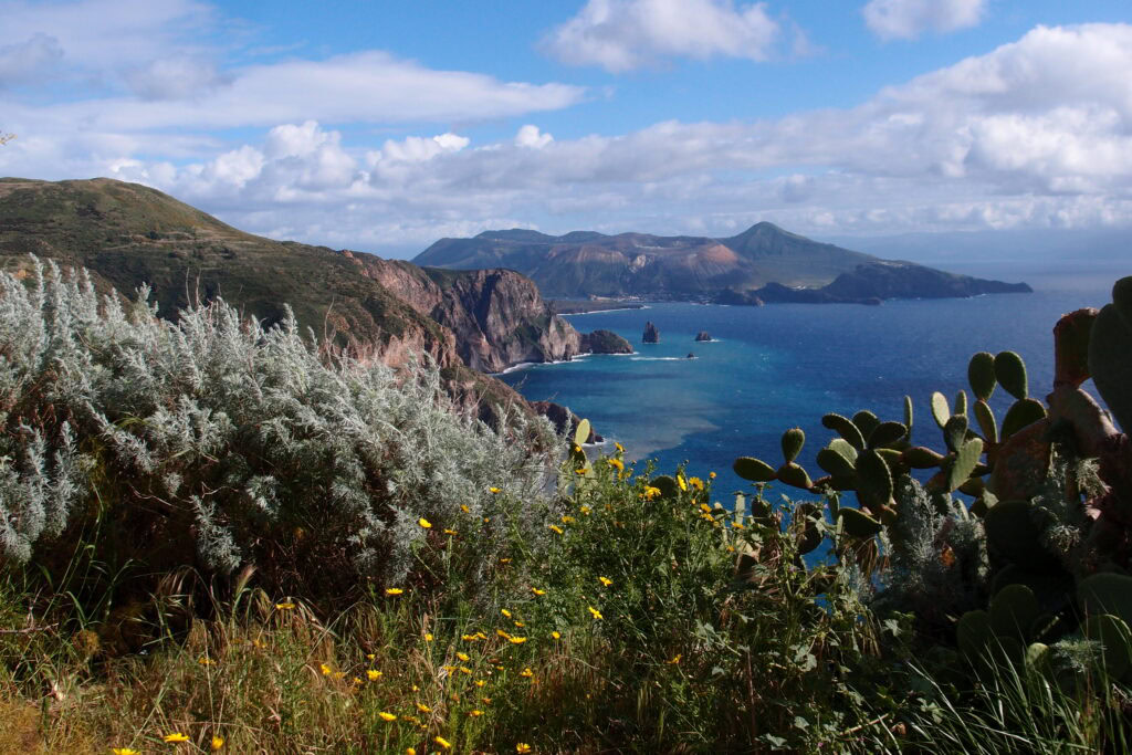Wanderreise mit tollem Ausblick zur Insel Vulcano.
