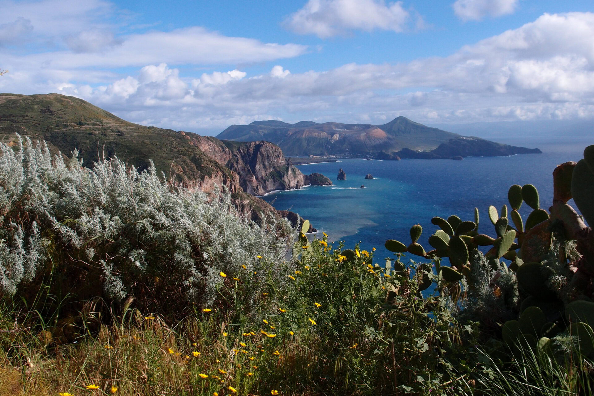 Wanderreise mit tollem Ausblick zur Insel Vulcano.
