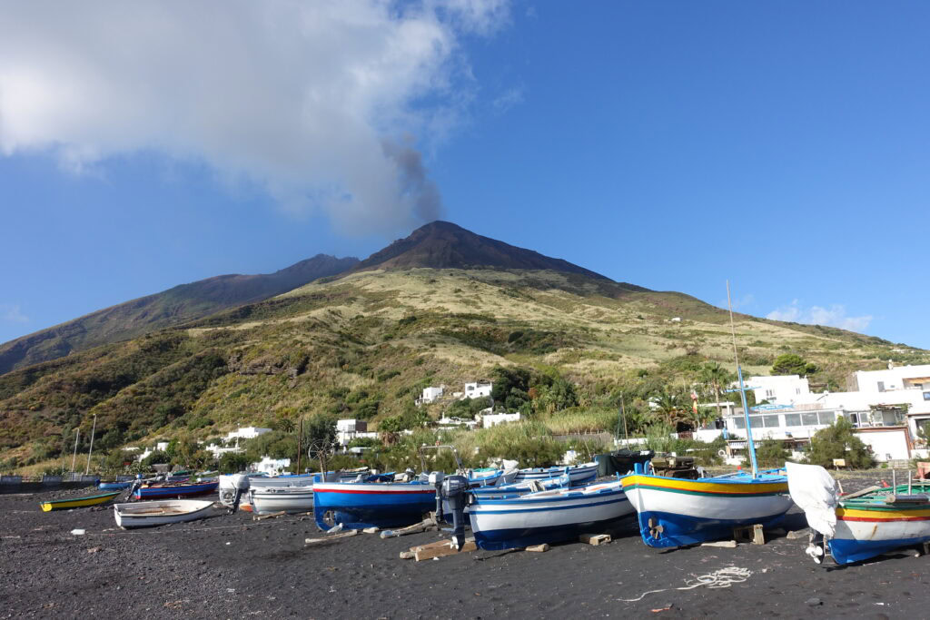 Blick zum rauchenden Vulkan Stromboli.