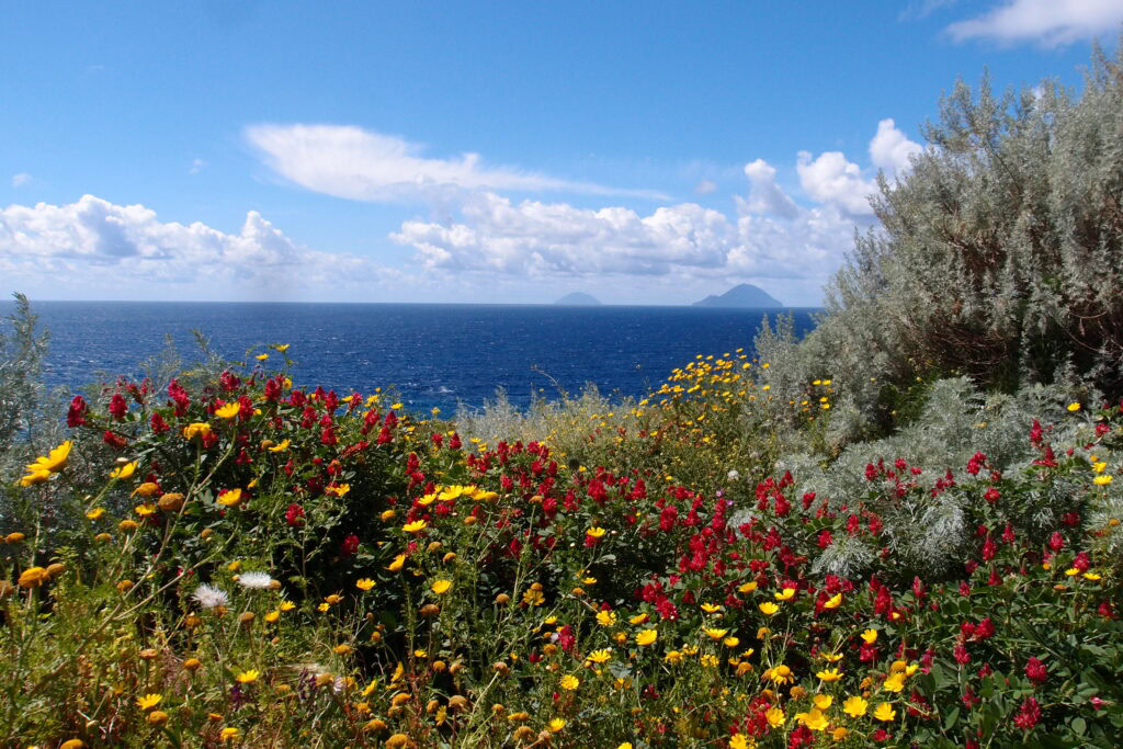 Wanderung durch wunderbare Natur auf der Insel Lipari.