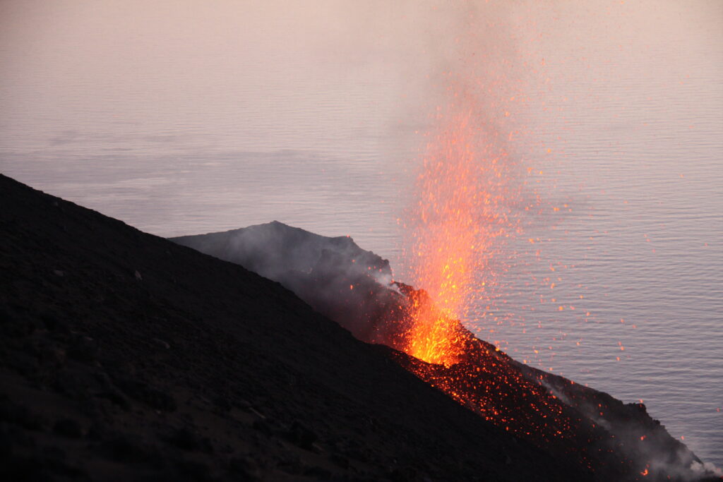 Der Vulkan Stromboli spuck glühende Lava in den Himmel.