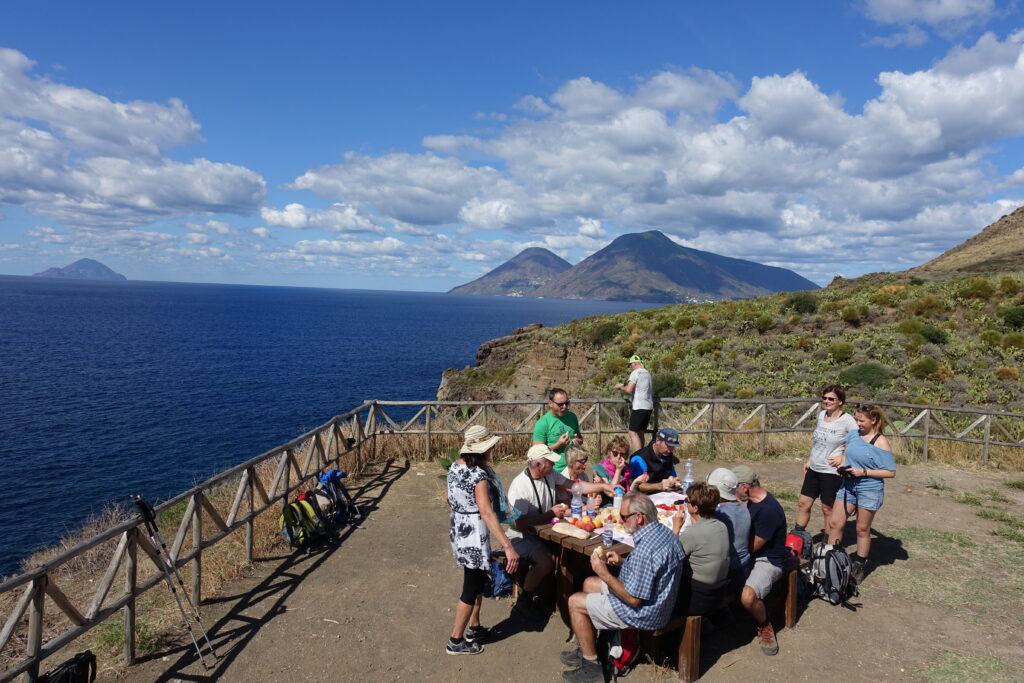 Picknick mit Aussicht auf der Wanderreise Liparische Inseln.
