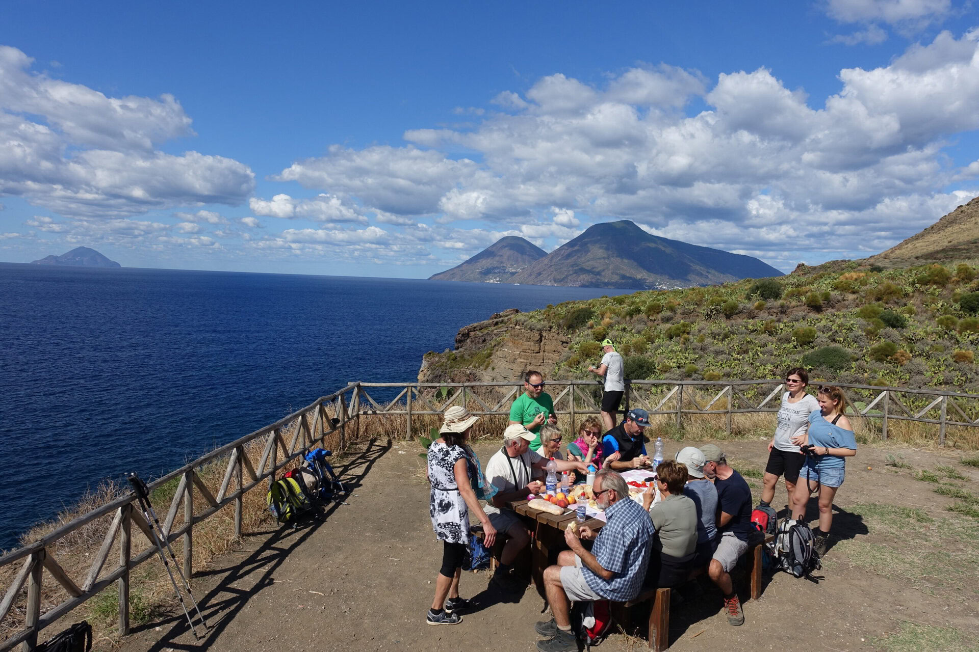 Picknick mit Aussicht auf der Wanderreise Liparische Inseln.