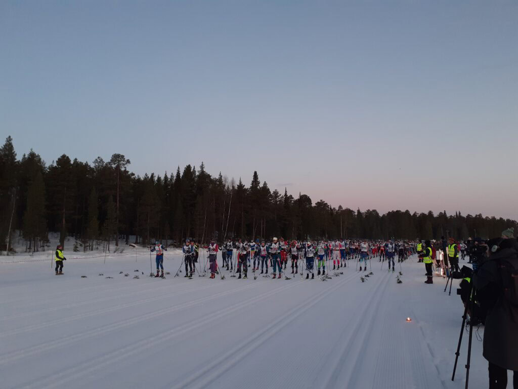 Gleich faellt der Startschuss und das Skirennen durch Schwedisch Lappland beginnt.