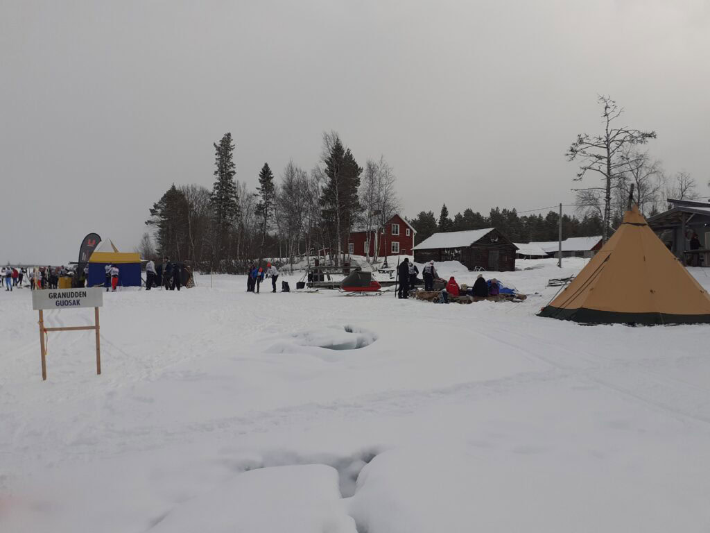 Am Kontrollpunkt mit Verpflegungsstation in Granudden werden die Skilaeufer bestens versorgt.