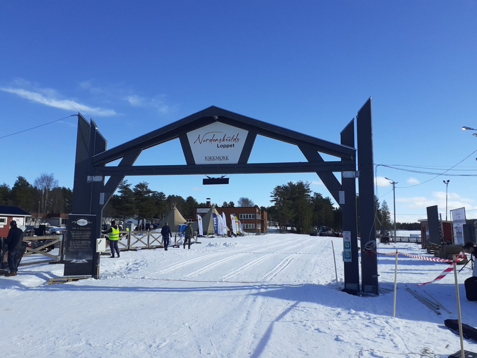 Das Start- und Zieltor des Nordenskioeldsloppet in Jokkmokk.